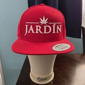 Jardín Red Snapback Hat